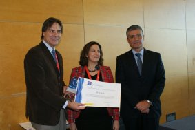 El Concejal de Málaga, Damián Caneda, recoge el premio de manos de la Secretaria de Estado, Isabel Borrego, y del Presidente de la Comisión de Turismo de la FEMP, Francisco González.